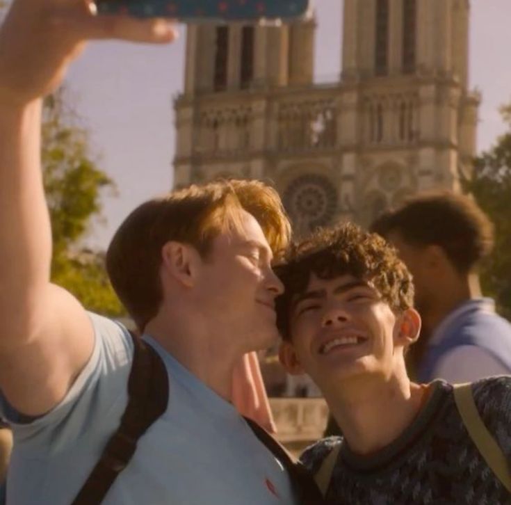 Pareja mirando atrás